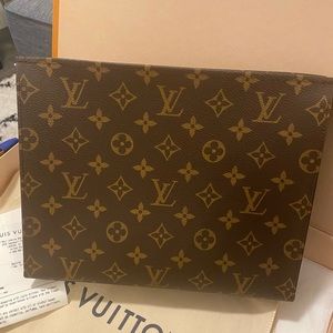 Louis Vuitton Toiletry 26